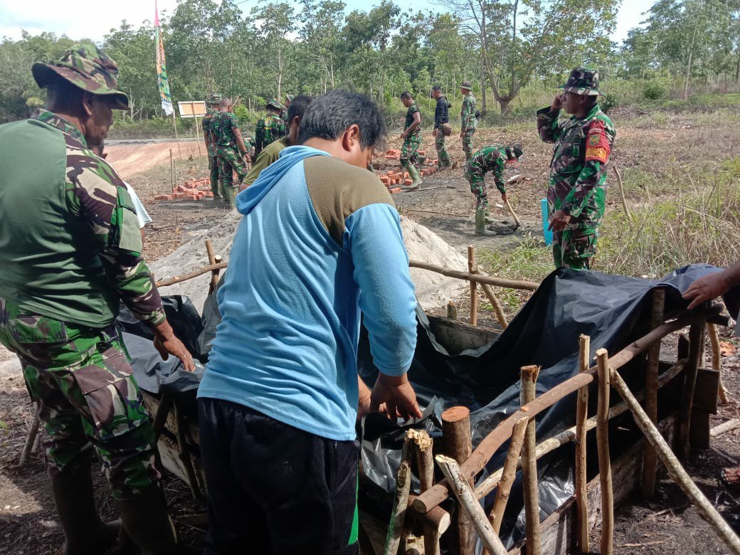 Melalui Semangat Gotong Royong Satgas Tmmd Ke Bangun Pos Kamling