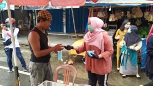 Cegah Covid-19 Istri Walikota PGK Bagikan Masker dan Hand Sanitizer ke Masyarakat