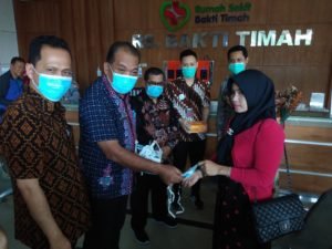 Dinkes Kota Bagikan Masker ke Pengunjung dan Pasien Rumah Sakit