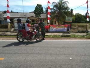 Jumat Barokah, Satgas TMMD Ke 107 Kodim 0413/BKA Bagi-Bagi Nasi Kotak