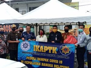 IKAPTK Salur Paket Sembako ke Posko Bansos Kejari Kota Pangkalpinang dan Pokja Wartawan PGK