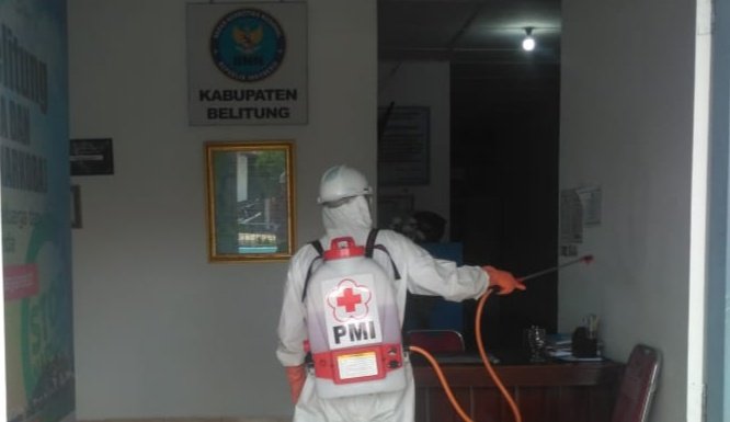 PMI Belitung Semprotkan Disinfektan ke Kantor BNNK