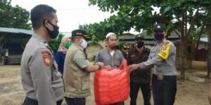 Polsek Gerunggang dan KBPP Polri Resort Pangkalpinang Salur Nasi Kotak ke Masyarakat