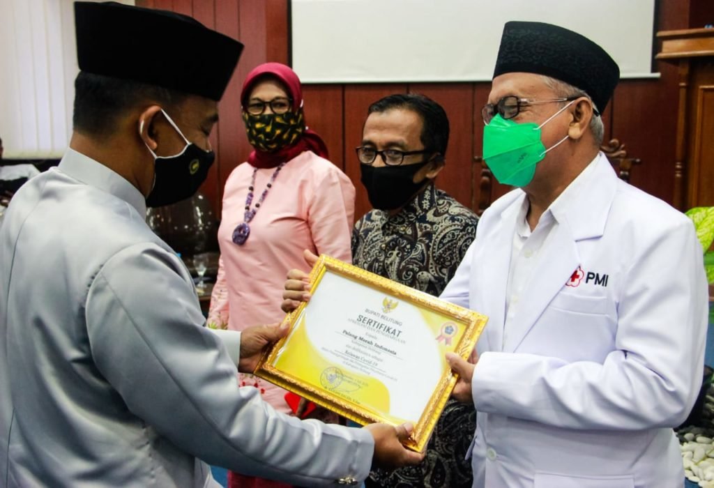 PMI Belitung Terima Penghargaan Relawan Covid-19 dari Bupati