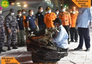 KRI Cucut Evakuasi Turbin Pesawat Sriwijaya SJ-182