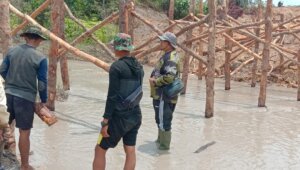 Bersama Kadus, Dan Satgas TMMD ke 110 Kodim 0431/Babar Tinjau Lokasi Pembuatan Jembatan