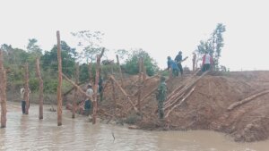 Bersama Personil TMMD Kodim 0431/Babar, Warga Gotong Royong dalam Pembuatan Jembatan