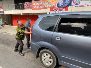 Walikota Pangkalpinang bersama Bupati Basel Bantu Dorong Mobil Warga Mogok di Persimpangan