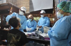 Sejumlah Pengunjung Warkop di Pangkalpinang di Swab Antigen Massal