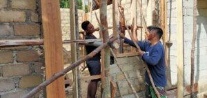 Satgas TMMD Kodim 0431/Babar  RUTILAHU Mulai pemasangan Kusen  di Desa Air Putih