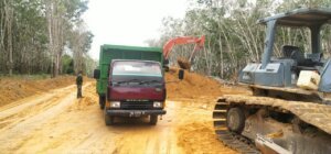 Dandim 0431/Babar, Letkol Inf Agung W P, S.Sos Sebut Fokus Pada Penimbunan dan Pembentukan Badan Jalan di Rawa Lengkup Berair