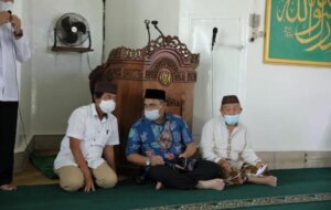 Gubernur Serahkan Zakat ASN Pemprov Babel Kepada 100 Orang Mustahik di Masjid Al-Ihram