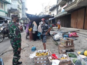Cegah Sebaran Covid-19, Personil Koramil 431-03/Kelapa Bubarkan Pedagang Pasar Malam