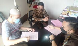 Penyerahan Tersangka dan Barang Bukti Perkara Korupsi dalam Pemberian KMK BRI