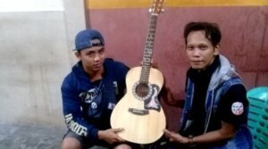 Akibat di PHK Perusahaan, Jhon Warga Sungailiat Banting Setir Jadi Pengrajin Gitar