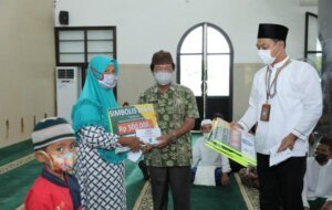 Wagub Abdul Fatah Serahkan Zakat ASN Babel Kepada Warga Kurang Mampu di Girimaya