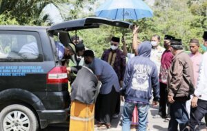 Setir Mobil Jenazah, Gubernur Erzaldi Antar Almarhum Mang Jay ke Peristirahan Terakhir