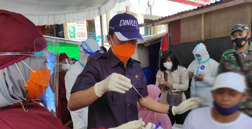 Tim Satgas Penanganan Covid-19 Lakukan Test Swab Antigen Dipusat Keramaian