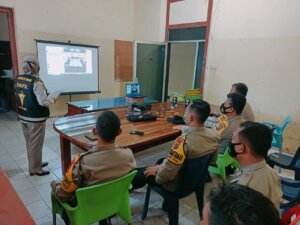 Babinkamtibmas Polres Pangkalpinang Sebar Brosur Operasi Bibir Sumbing