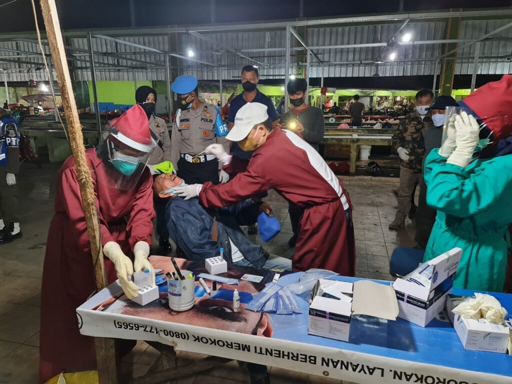 Test Swab Antigen di Pasar Induk, Satu Pedagang Ditemukan Positif