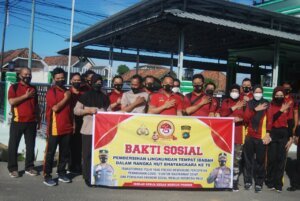 Jelang HUT Bhayangkara Ke 75 Jajaran Polres Pangkalpinang Bersihkan Tempat Ibadah