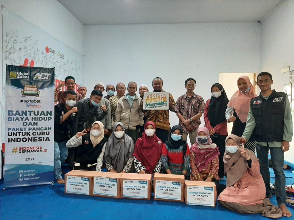 Global Zakat-ACT Bangka Berikan Bantuan Biaya Hidup dan Paket Pangan untuk Puluhan Guru Honorer di Bangka