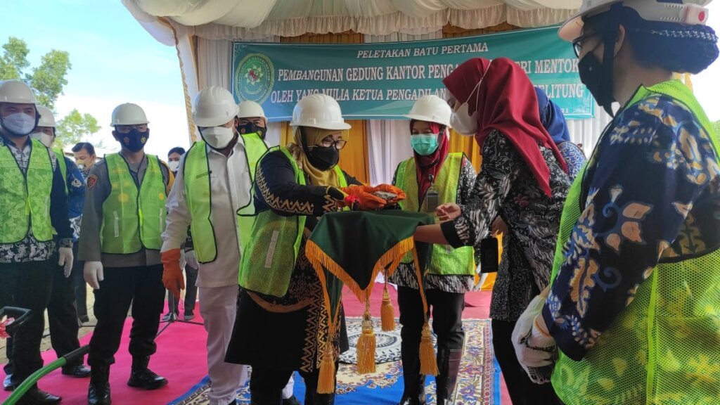 Ketua Pengadilan Tinggi Babel  Lakukan Peletakan Batu Pertama Tanda Dimulai Pembangunan Gedung PN Mentok