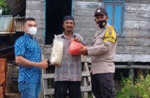 Bhabinkamtibmas Desa Kebintik Bersama CV GSP Salur Sembako ke Masyarakat