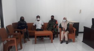 Babinsa Koramil Kelapa Komsos Bersama Warga Tentang Prokes Covid-19