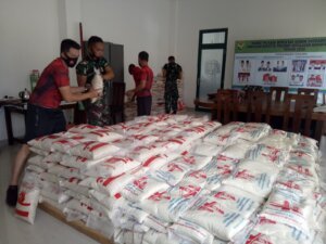 Korem 045/Gaya Terima Bantuan 10 Ton Beras dari Pangdam II/Swj