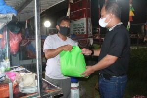 Korem 045/Gaya Salurkan Sembako ke Masyarakat Namang dan Kurau