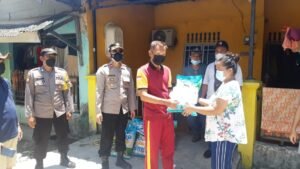 Polsek Batu Aji Bagikan Sembako ke Masyarakat Kecamatan Batu Aji Terdampak Covid-19