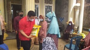 Peduli, Bupati Basel Kembali Berikan Bantuan Kepada Lansia dan Pelaku UMKM Terdampak Covid-19