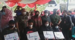 Kunjungi Kediaman Walikota, Risma Beri Bantuan Sosial ke Warga Pangkalpinang