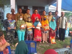 Bupati Basel Berikan 50 Paket Sembako ke Warga Kelurahan Ketapang