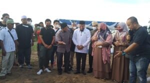 Peletakan Batu Pertama Pembangunan Masjid Desa Terak Didatangi Para Artis