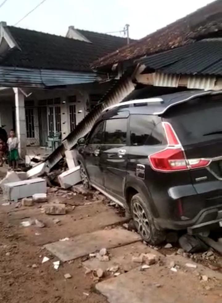 Mengantuk, Suzuki Ertiga Seruduk Rumah Warga Serdang