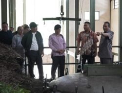 Tinjau Pabrik Minyak Kayu Putih, Ketua Pansus Adet Mastur Harap Kawasan Hutan Babel Dapat di Manfaatkan