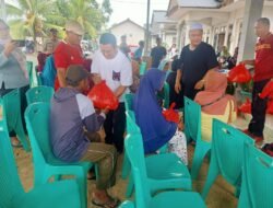 Bupati Basel Salurkan Bansos ke 25 Warga Lansia Desa Bikang