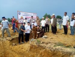 Peletakan Batu Pertama Masjid Jami Arroikhan di Desa Bikang oleh Bupati Basel