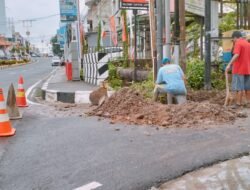 Perumdam Tirta Pinang Lakukan Perbaikan Pipa Bocor di Jalan Sudirman