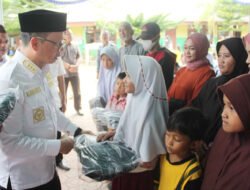 Bupati Bangka Tengah Salurkan Bantuan Peralatan Sekolah