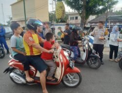 Polres Basel Bagikan Paket Takjil ke Pengendara Roda Dua di Toboali