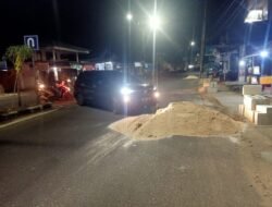 Tak Ada Rambu Pemberitahuan, Diduga Pasir Proyek Pemerintah Ganggu Pengguna Jalan