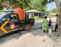 Polsek Lepong Salurkan Air Bersih di Dusun Simpang Tiga Desa Penutuk