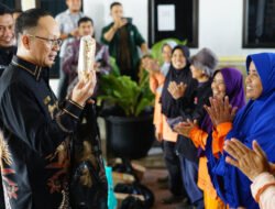 Berkah Ramadhan, 100 Paket Bingkisan Lebaran Petugas Kebersihan Bangka Tengah Didistribusikan