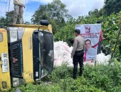 Truk Fuso Muatan Sembako Terguling di Jalan Desa Nangka