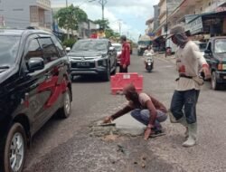 Gerak Cepat PUPR Basel Tangani Jalan Berlobang di Pasar Toboali Lama