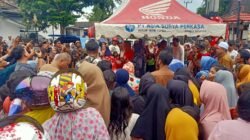 Berkah Ramadhan, Riza-Debby Bagi-bagi Takjil di Kawasan Simpang Lima Toboali