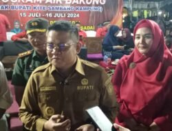 Riza-Debby Serahkan Bantuan Seragam dan Perlengkapan Sekolah Gratis Momentum Malam Tamah Program Aik Bakung Edisi ke 25 Desa Sadai